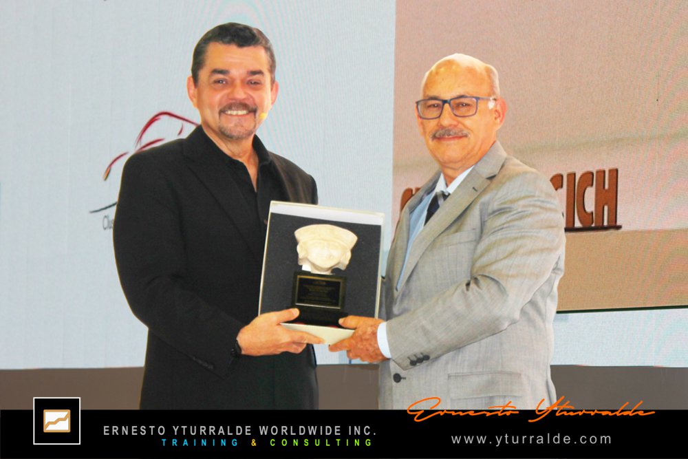 Ernesto Yturralde, recibe reconocimiento CLÚSTER AUTOMOTRIZ DE GUANAJUATO